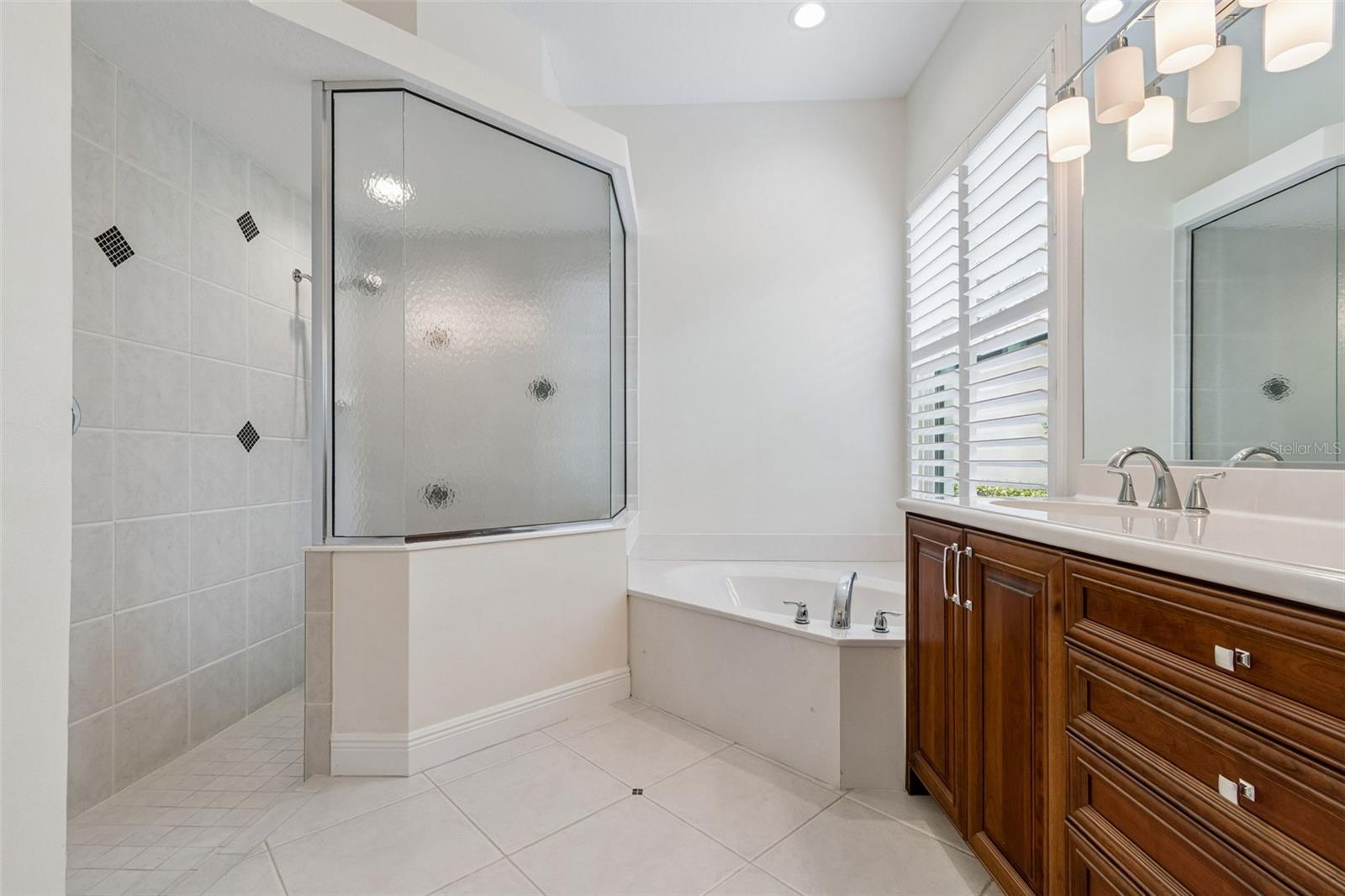 7222 LAKE FOREST GLN — photo 27