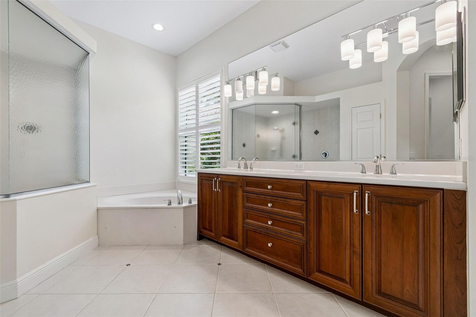 7222 LAKE FOREST GLN — photo 25