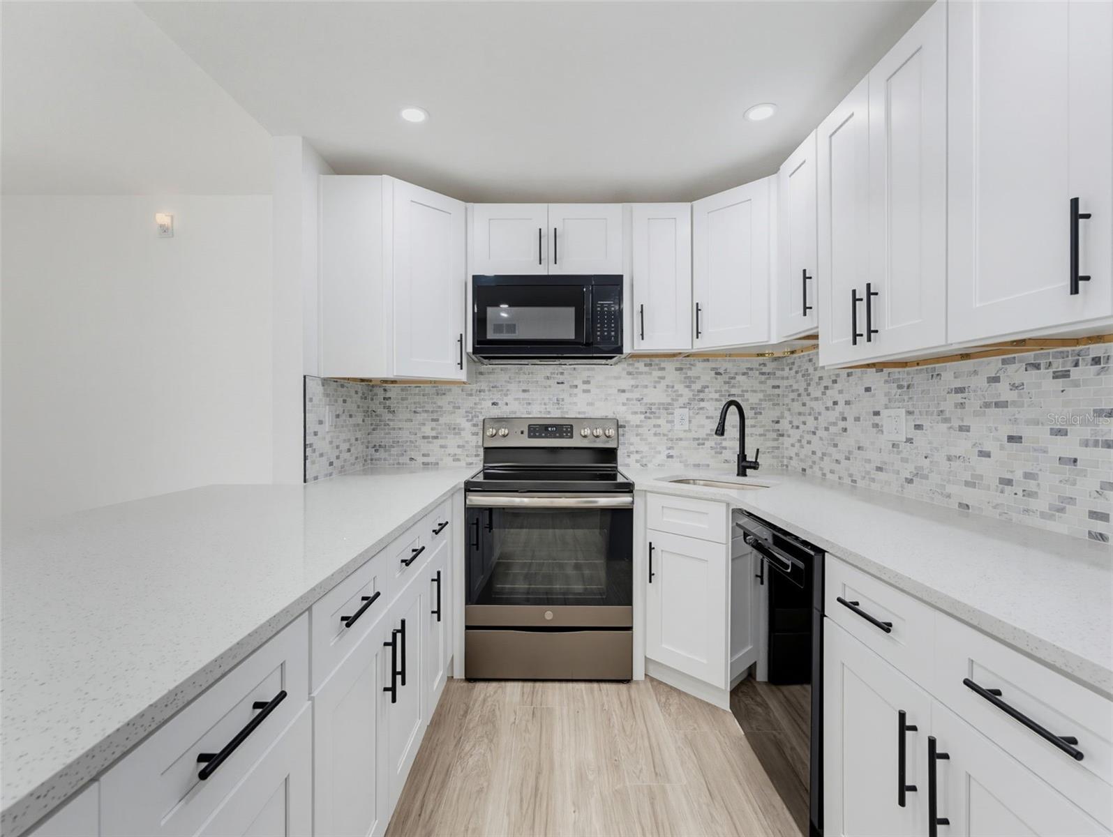 1261 PINE RIDGE CIR W #D1 — photo 5