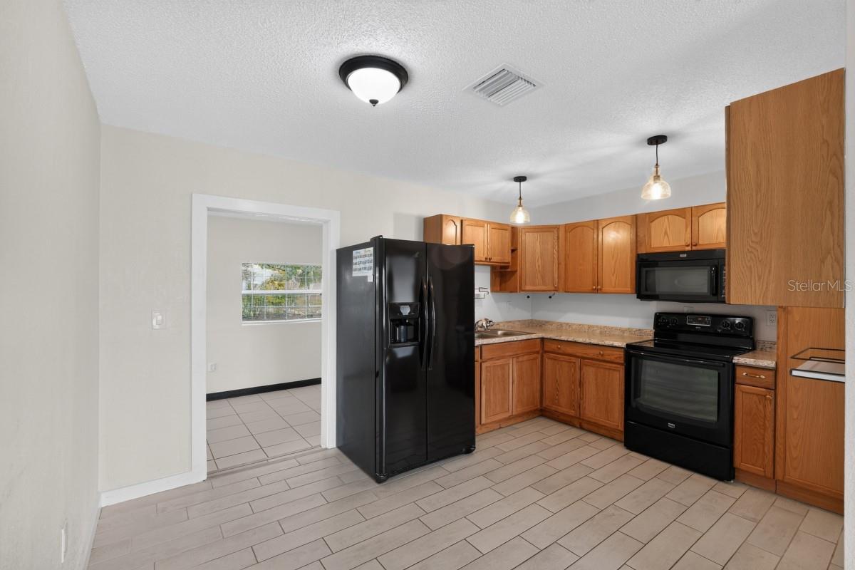 5037 BULLARD ST — photo 8