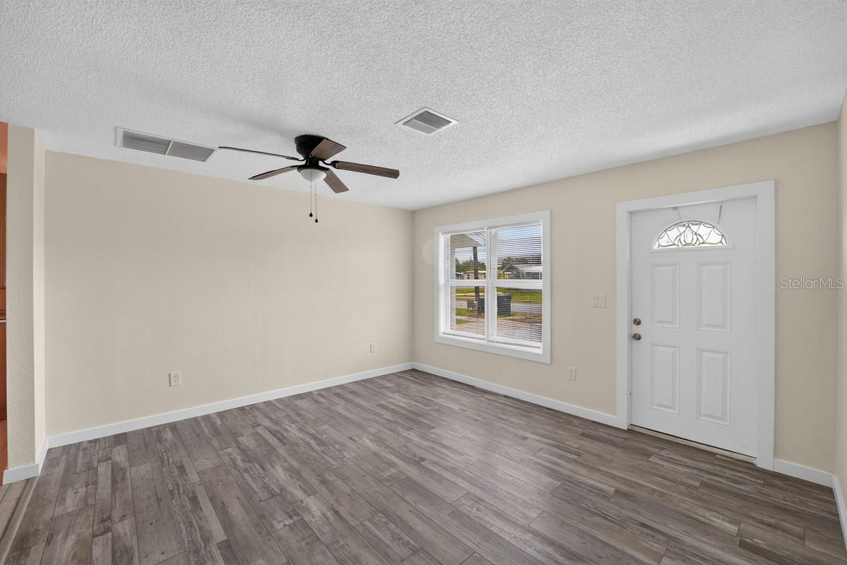 5037 BULLARD ST — photo 5