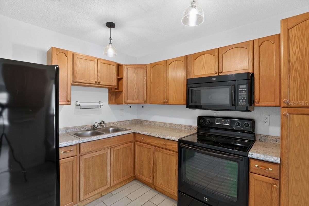 5037 BULLARD ST — photo 7