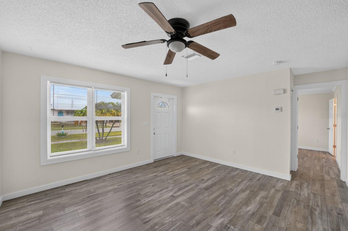 5037 BULLARD ST — photo 4
