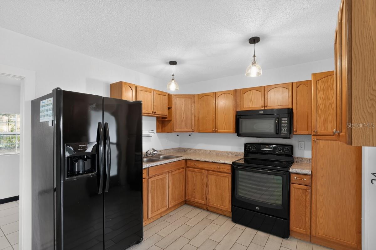 5037 BULLARD ST — photo 9