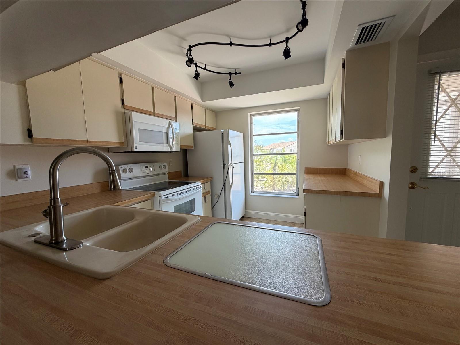635 HARVEY ST — photo 9