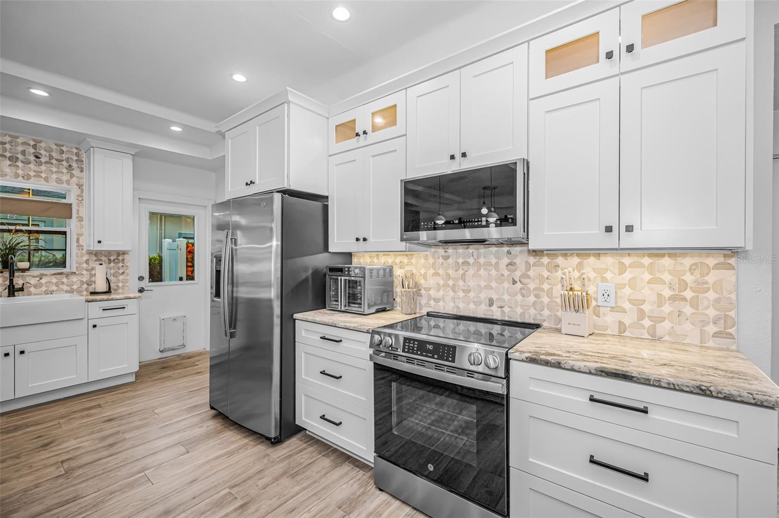 16353 REDINGTON DR — photo 23