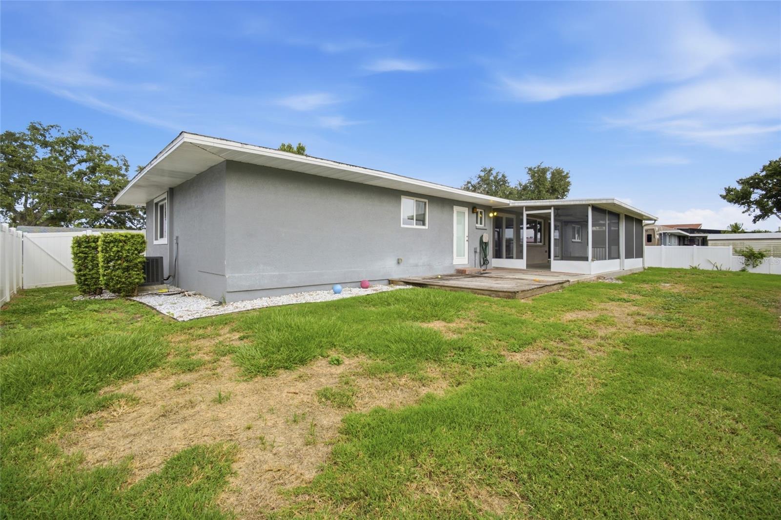 611 LEONA AVE — photo 32