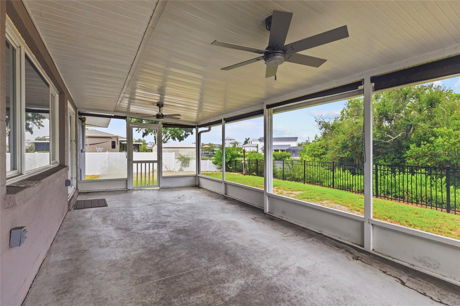 611 LEONA AVE — photo 27