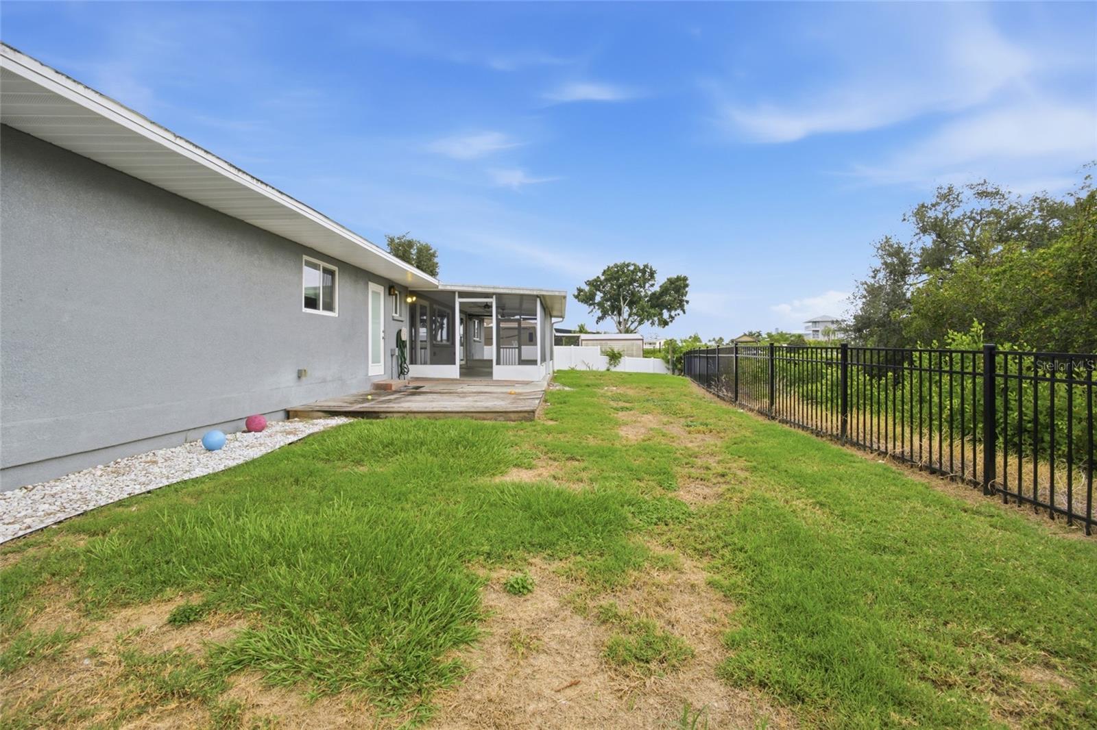 611 LEONA AVE — photo 31