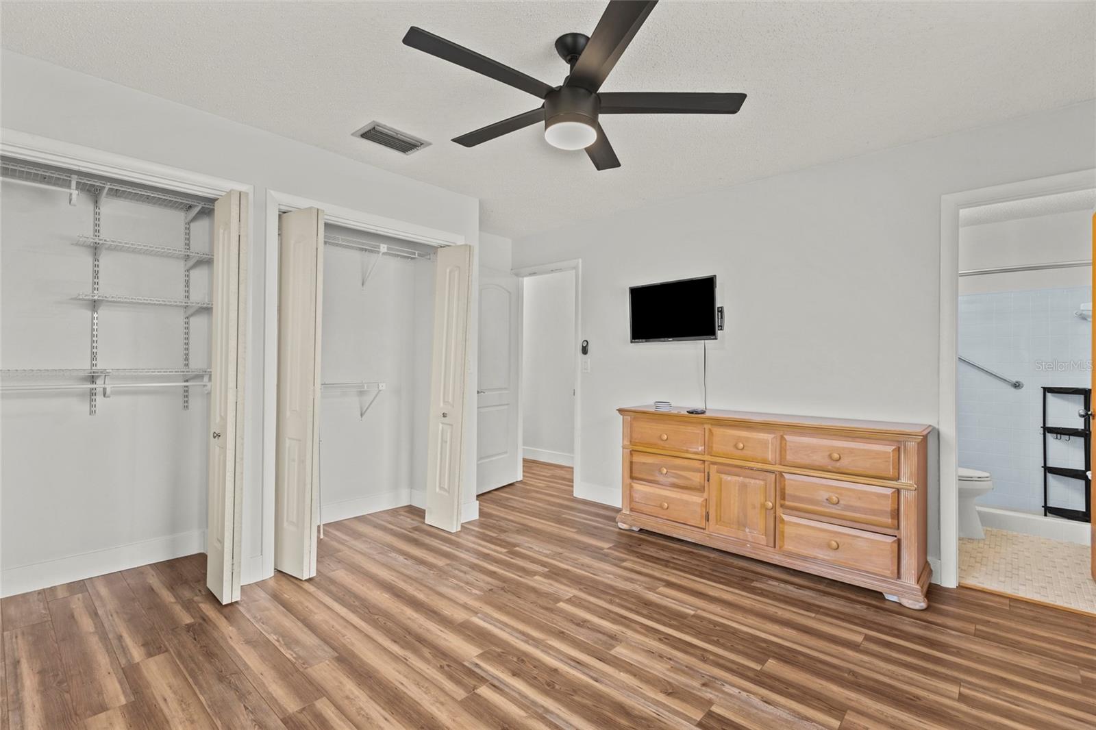 611 LEONA AVE — photo 11