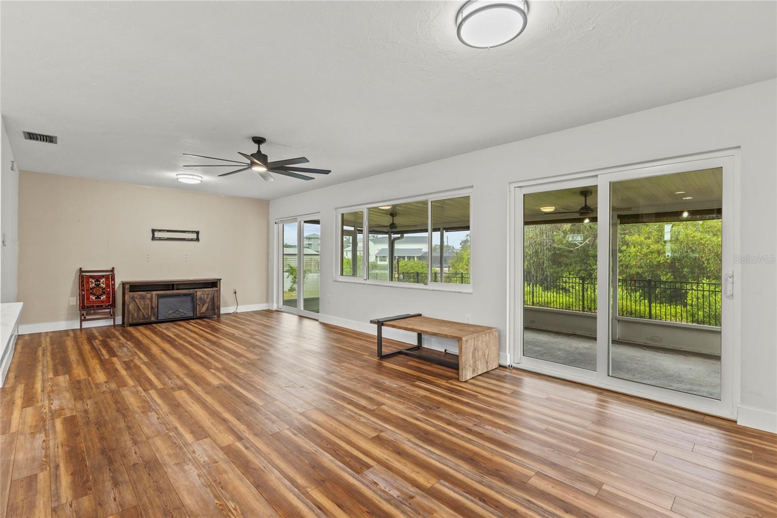 611 LEONA AVE — photo 21