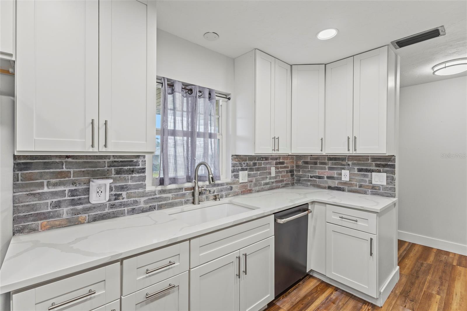 611 LEONA AVE — photo 7