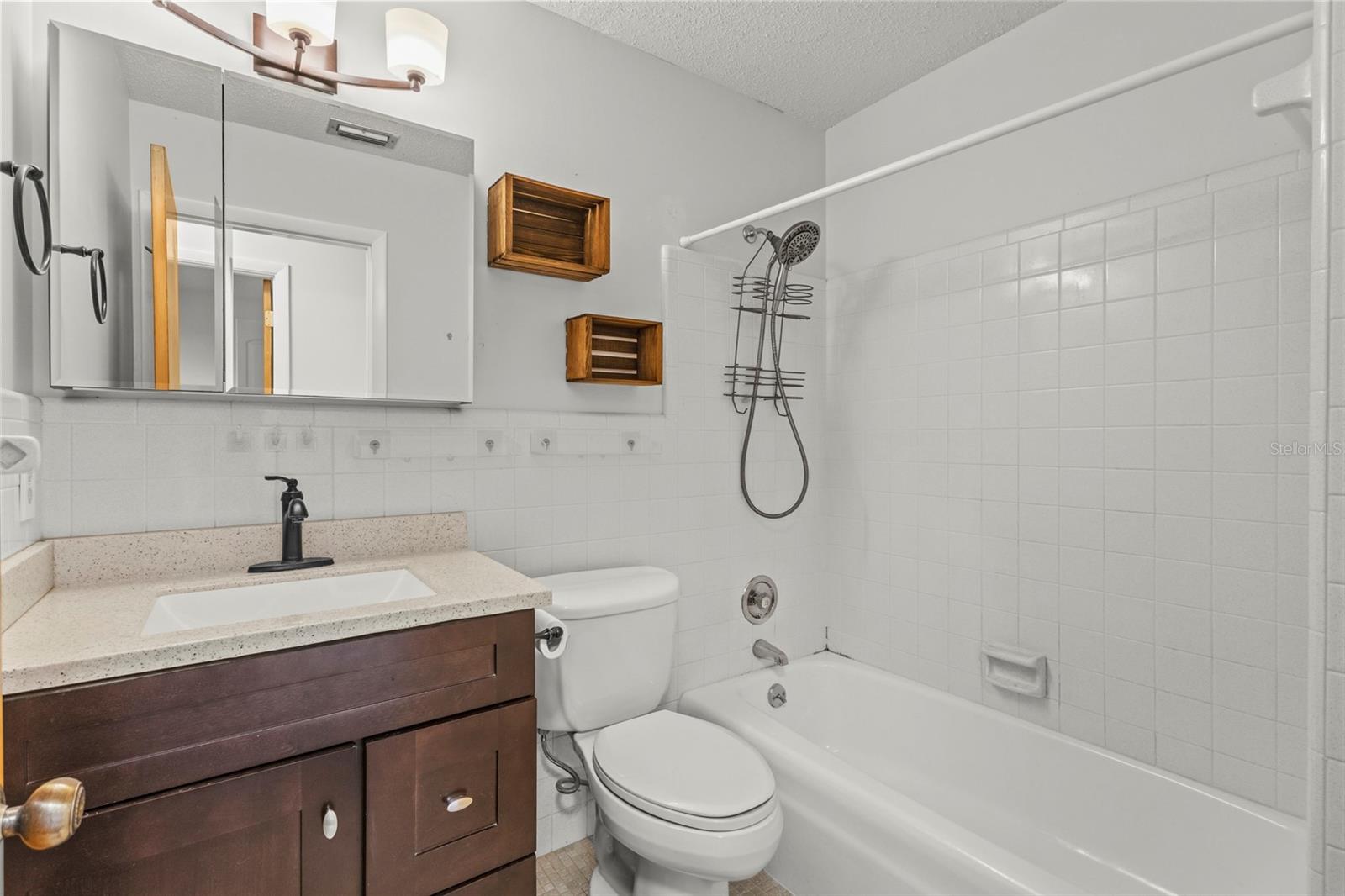 611 LEONA AVE — photo 16