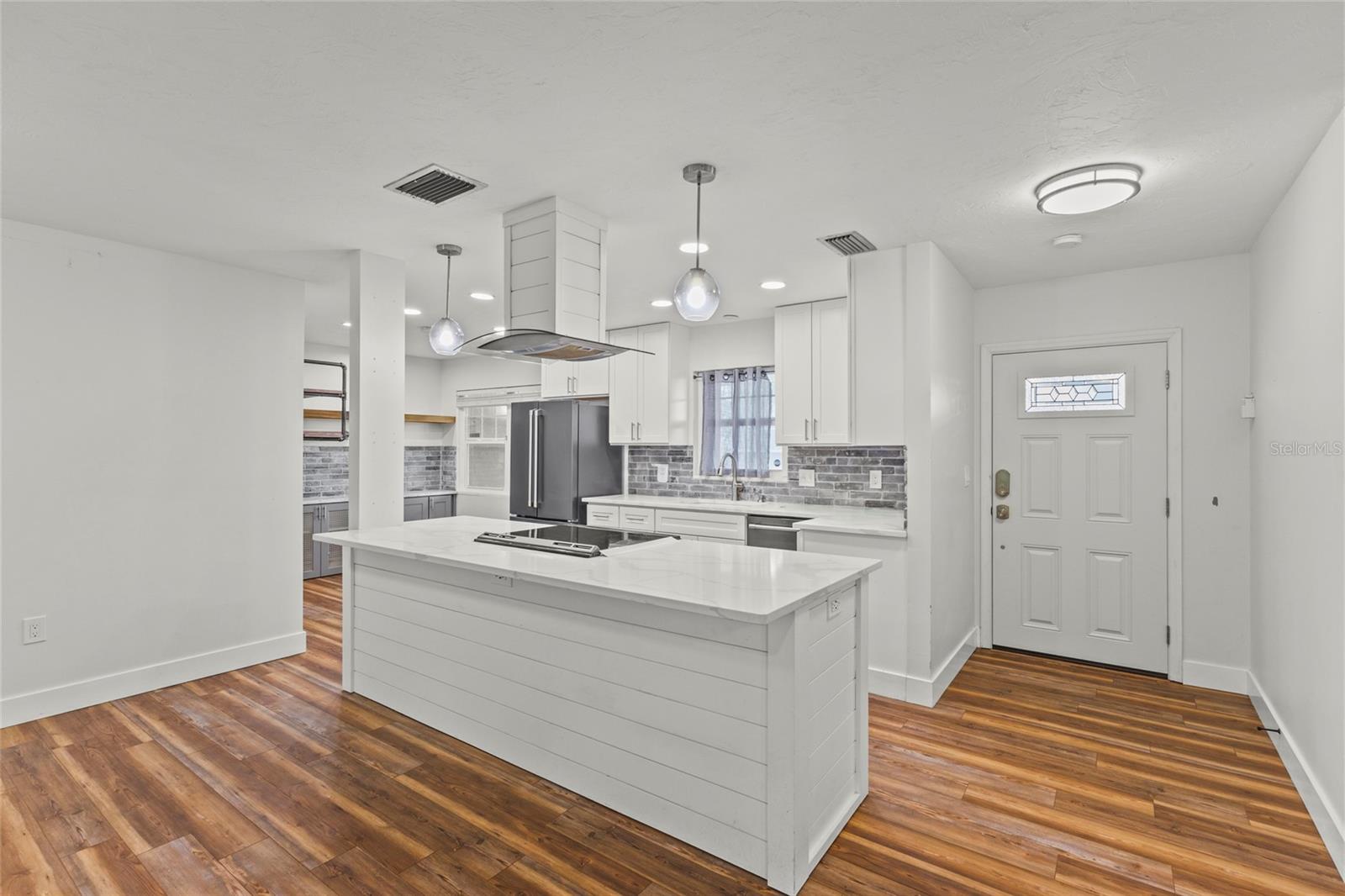 611 LEONA AVE — photo 4