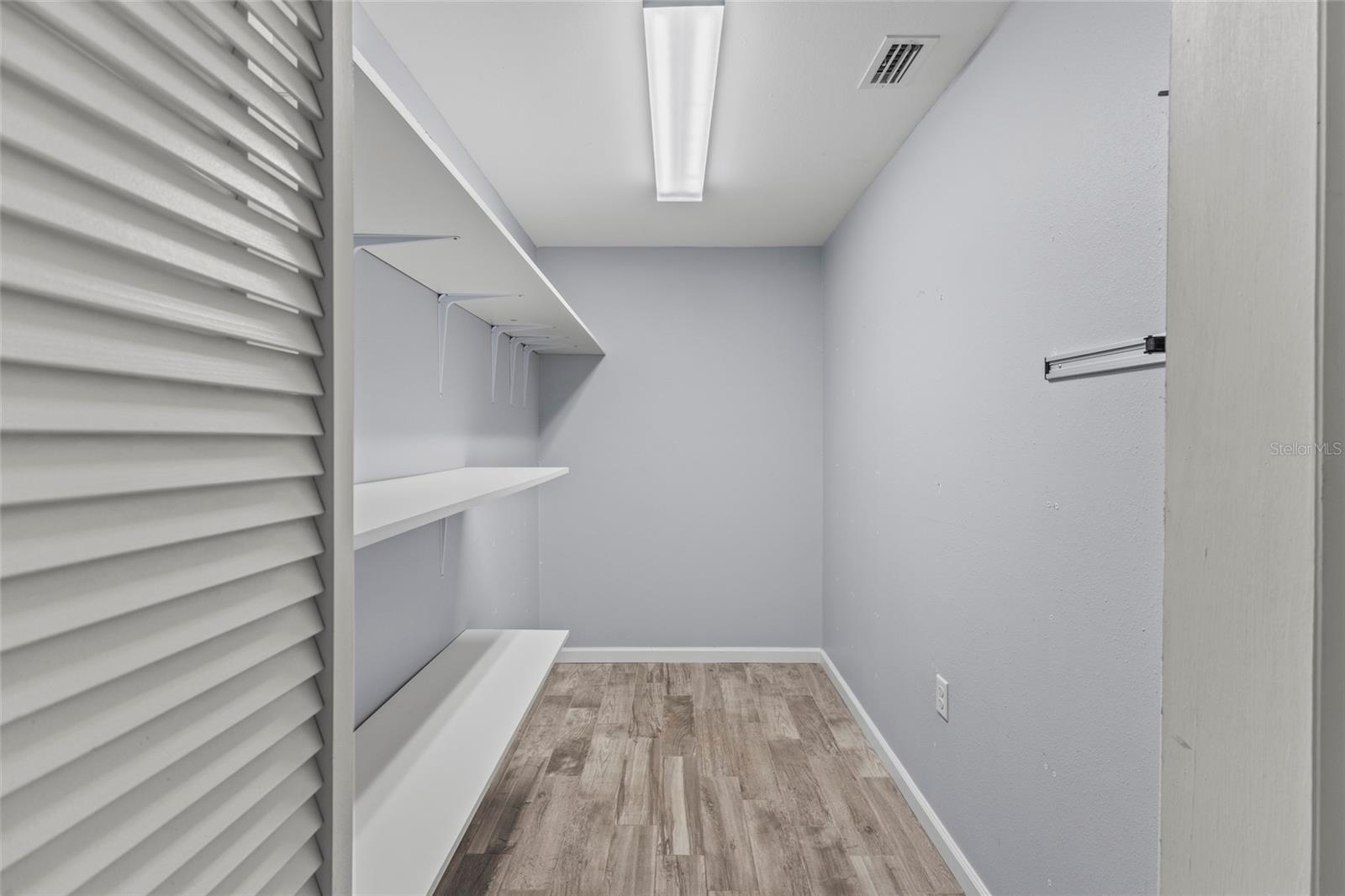 611 LEONA AVE — photo 25