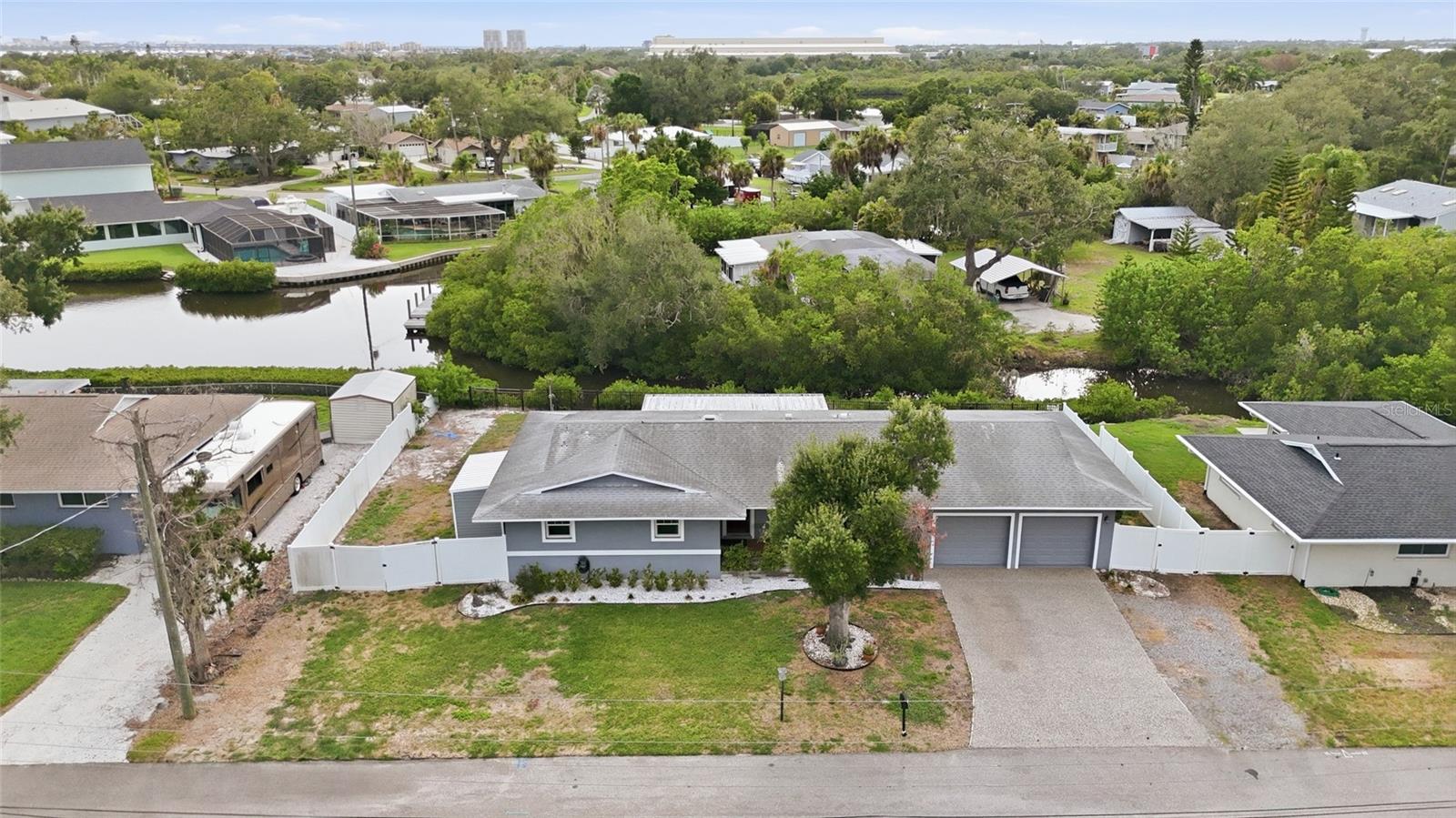 611 LEONA AVE — photo 41