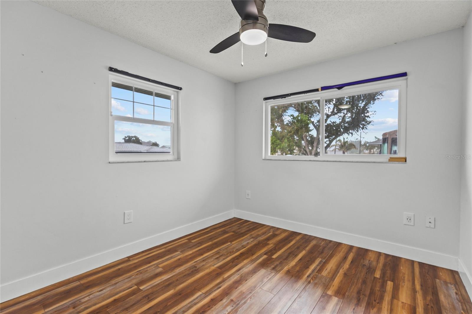 611 LEONA AVE — photo 17