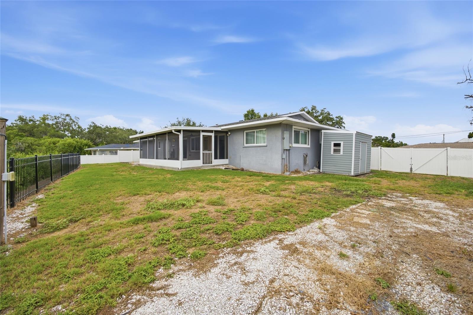 611 LEONA AVE — photo 30