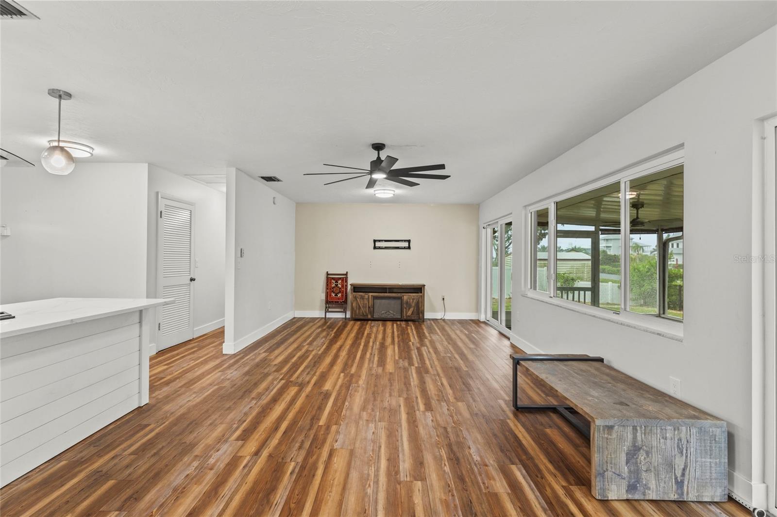 611 LEONA AVE — photo 3