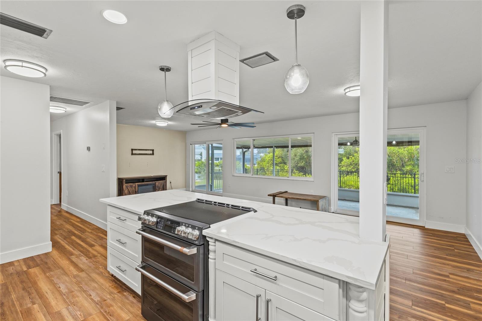 611 LEONA AVE — photo 8