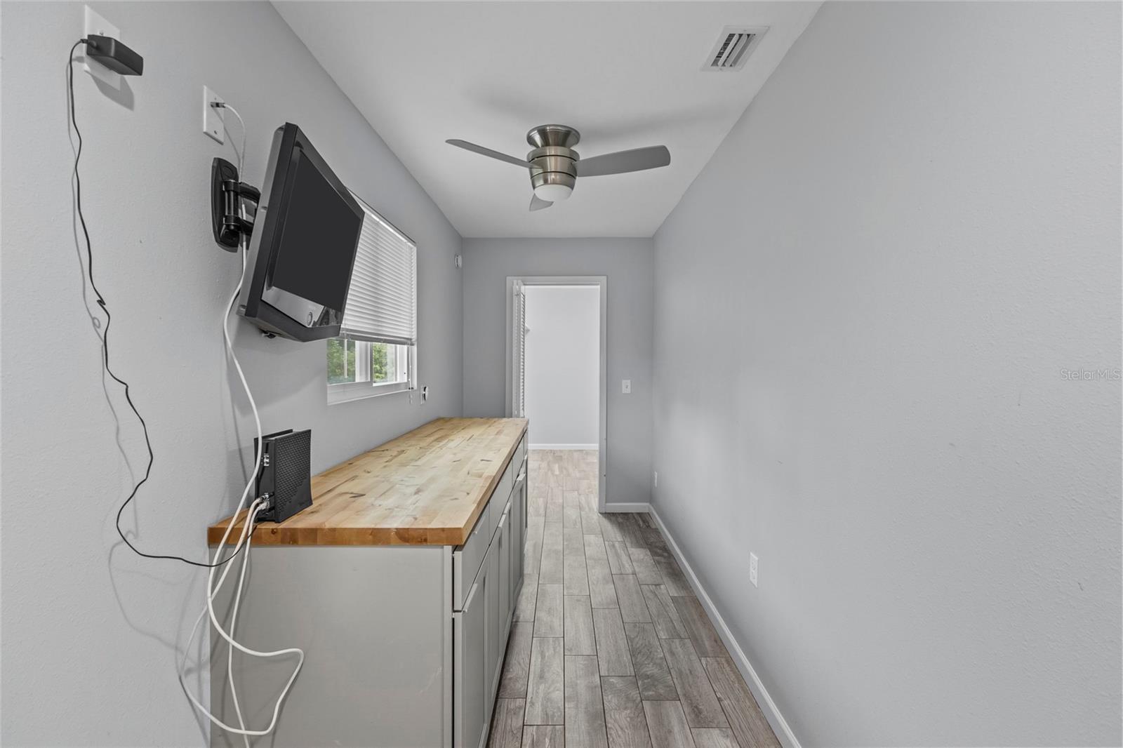 611 LEONA AVE — photo 24