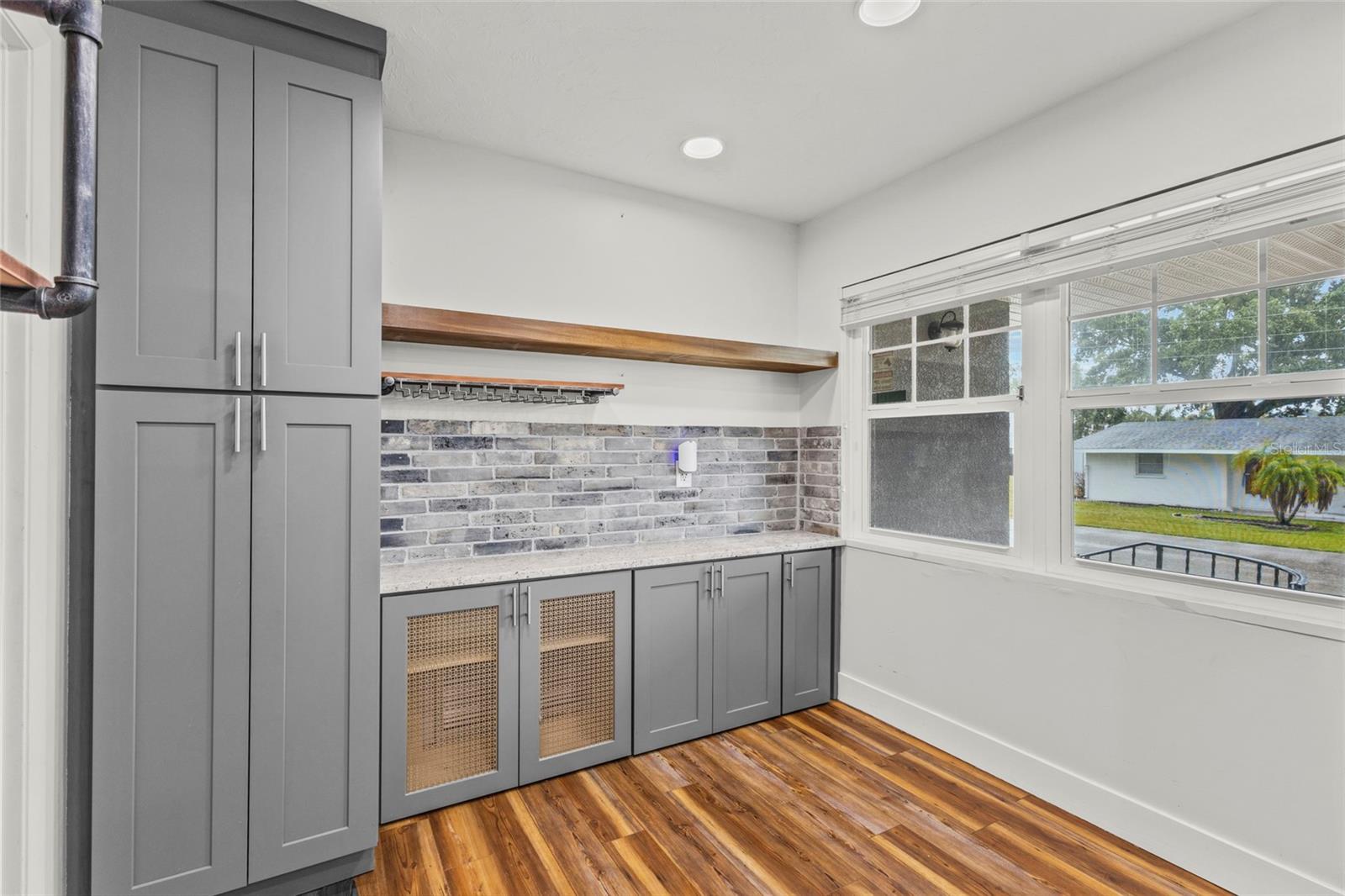 611 LEONA AVE — photo 9