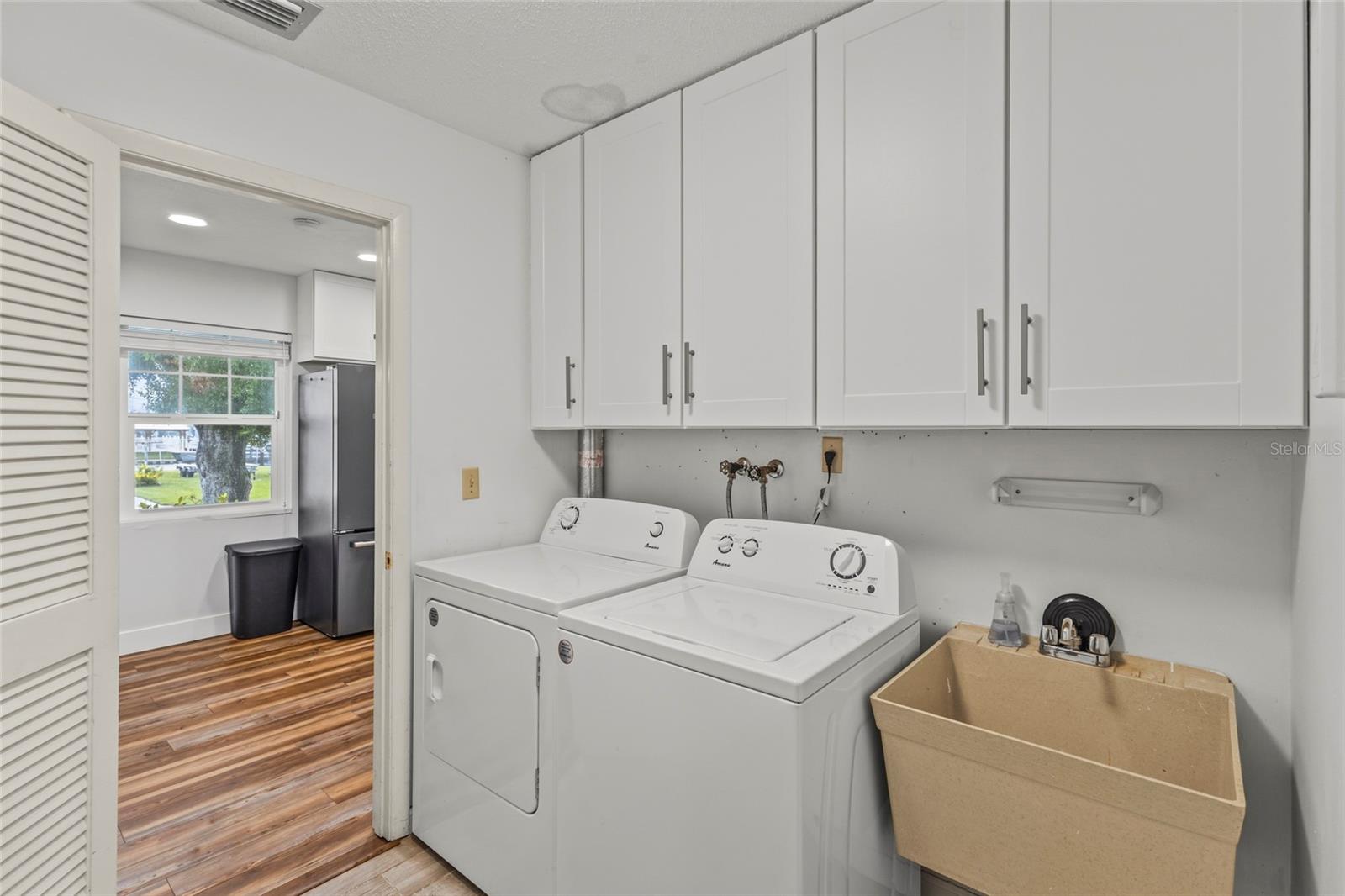 611 LEONA AVE — photo 22