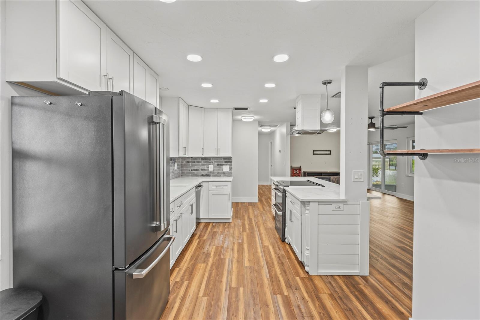 611 LEONA AVE — photo 6