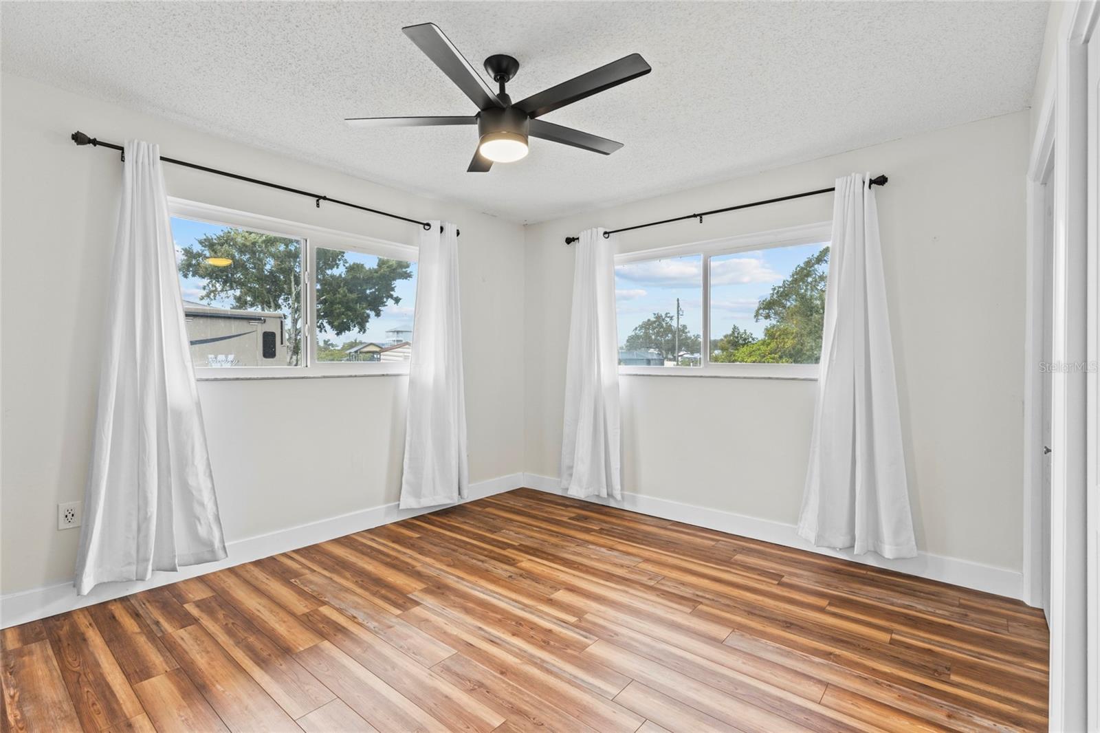 611 LEONA AVE — photo 10