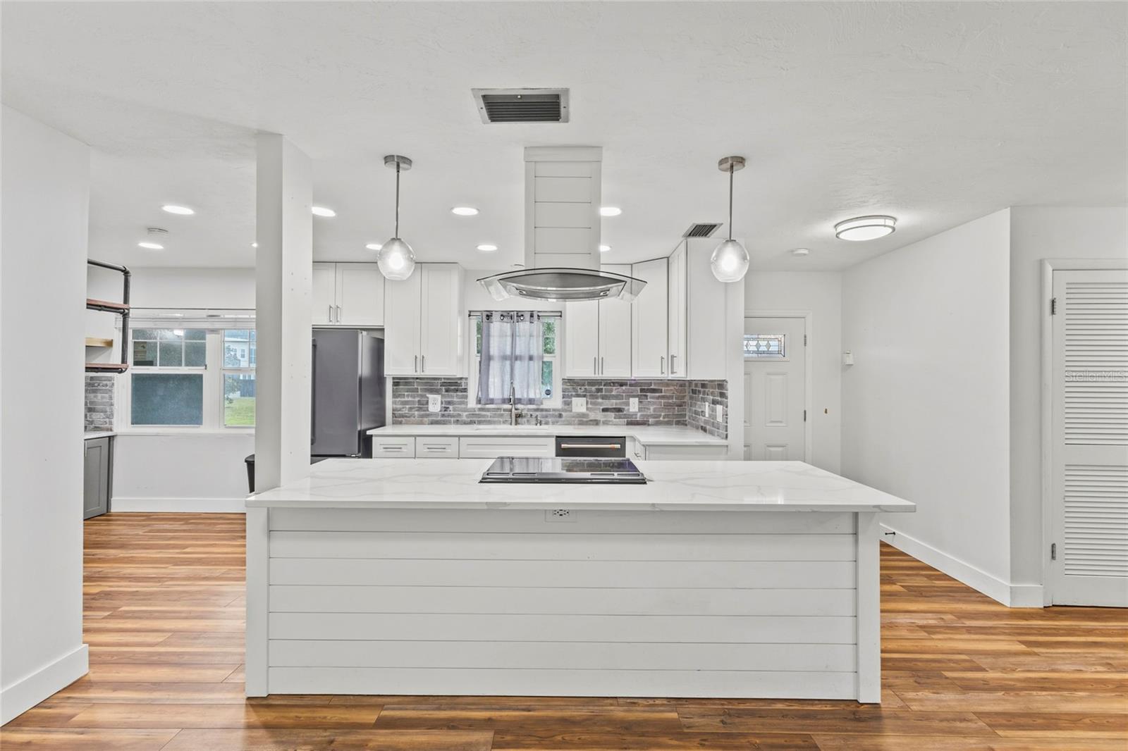 611 LEONA AVE — photo 5