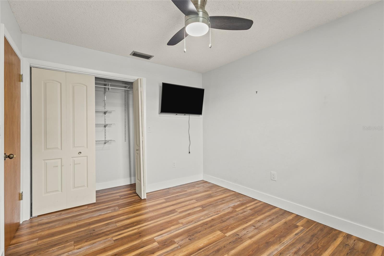 611 LEONA AVE — photo 15