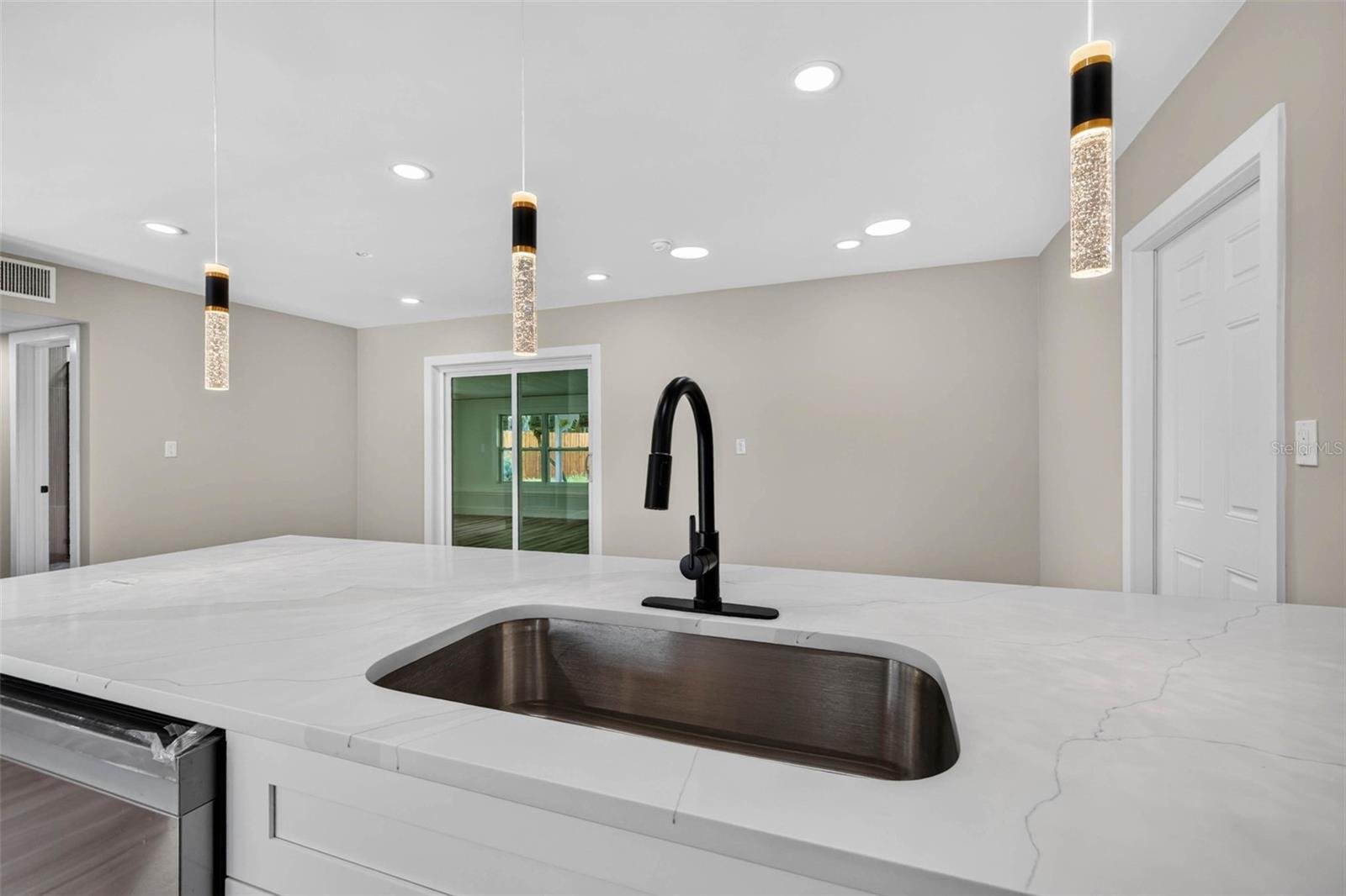 1524 CARSON CIR NE — photo 10
