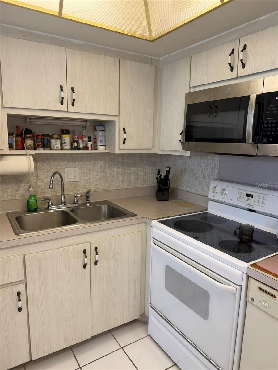 8100 DR MARTIN LUTHER KING JR ST N #208 — photo 13