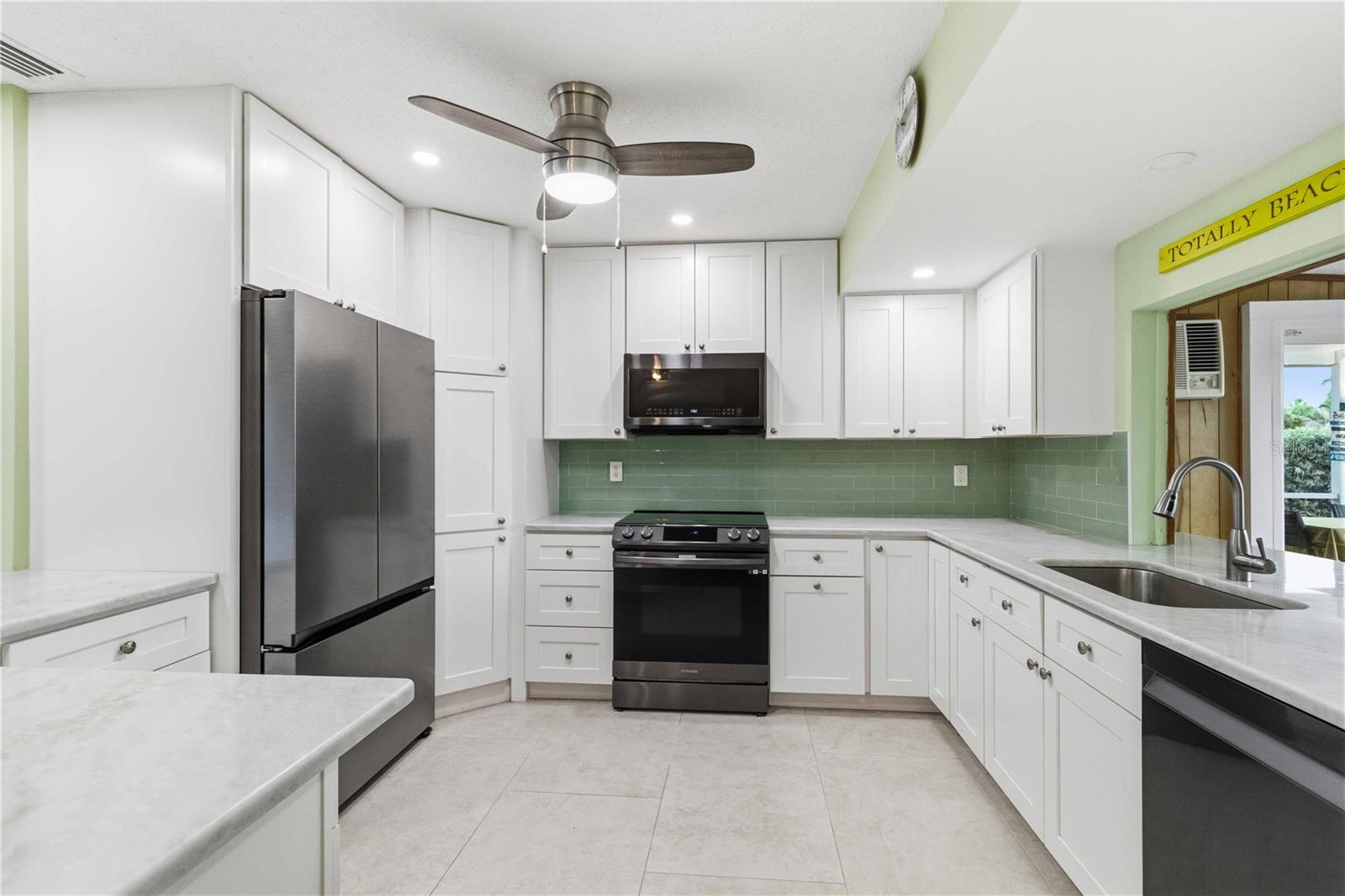 720 IXORA AVE — photo 14