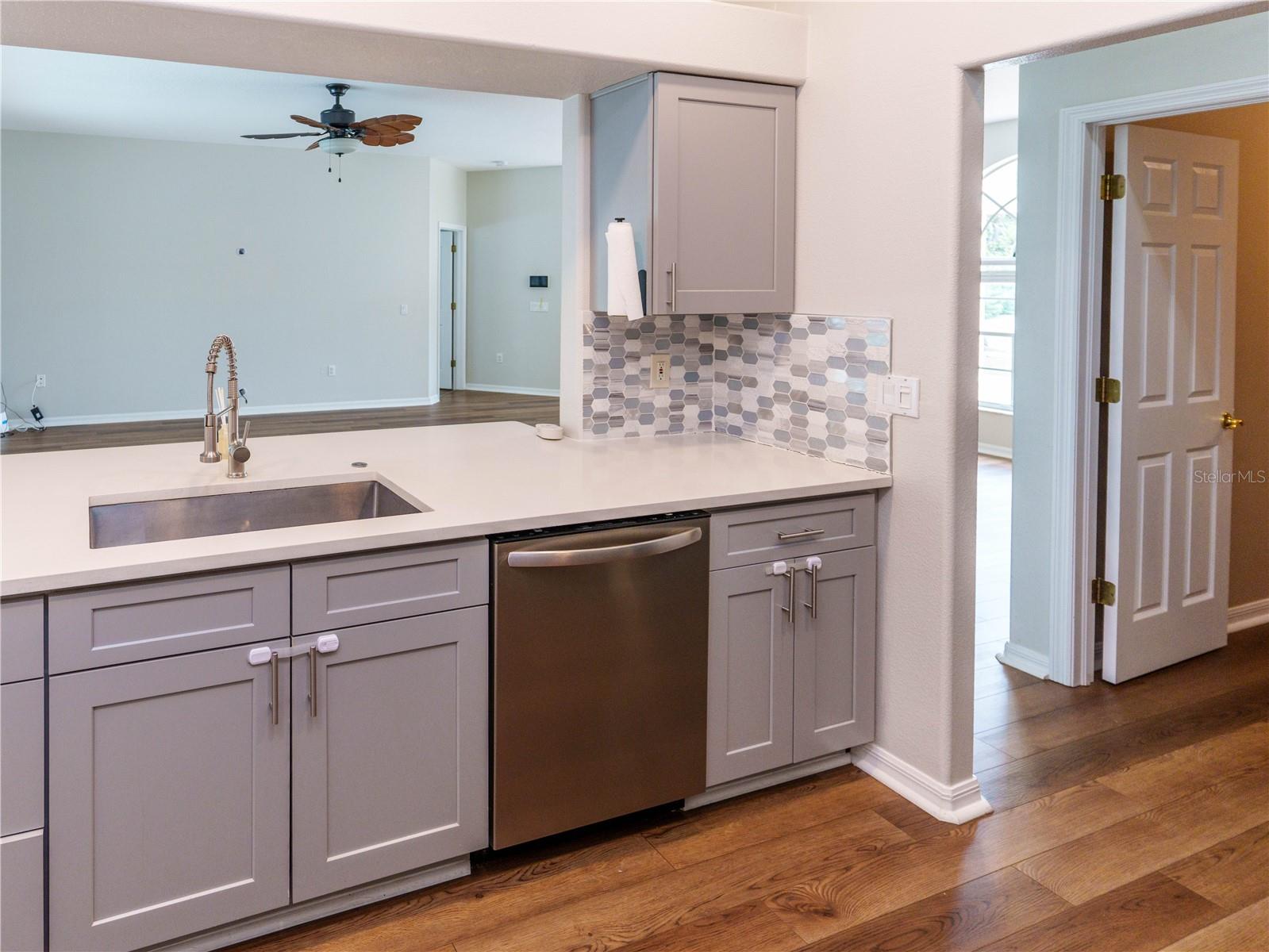 8153 BAYTREE DR — photo 35
