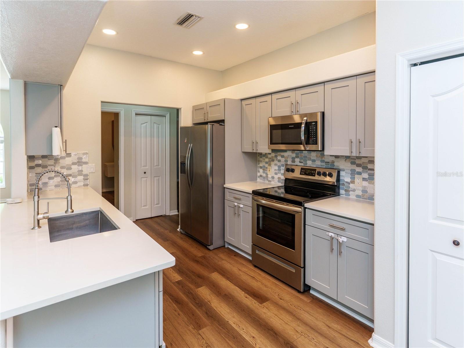 8153 BAYTREE DR — photo 16