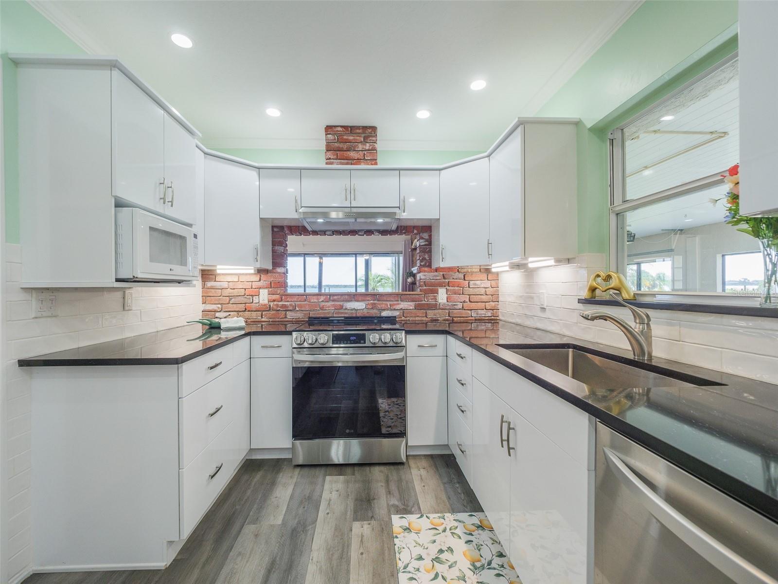 2410 RIVERSIDE DR E — photo 17