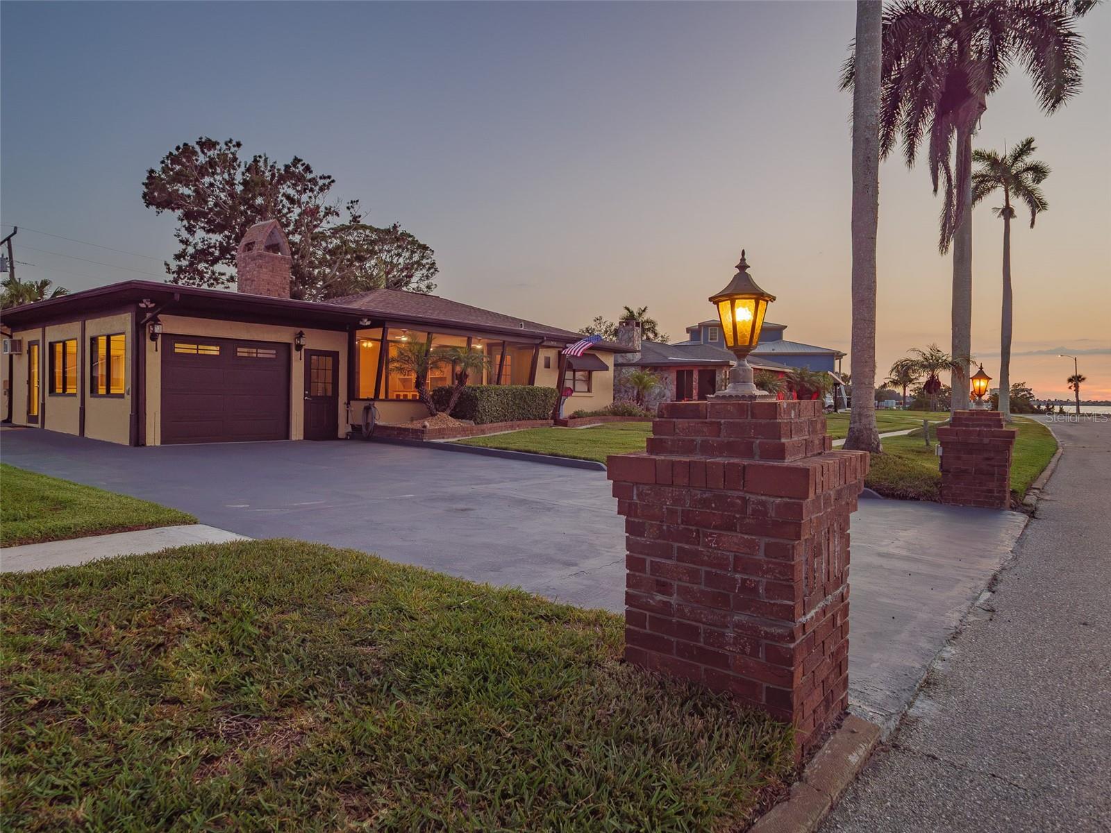 2410 RIVERSIDE DR E — photo 2
