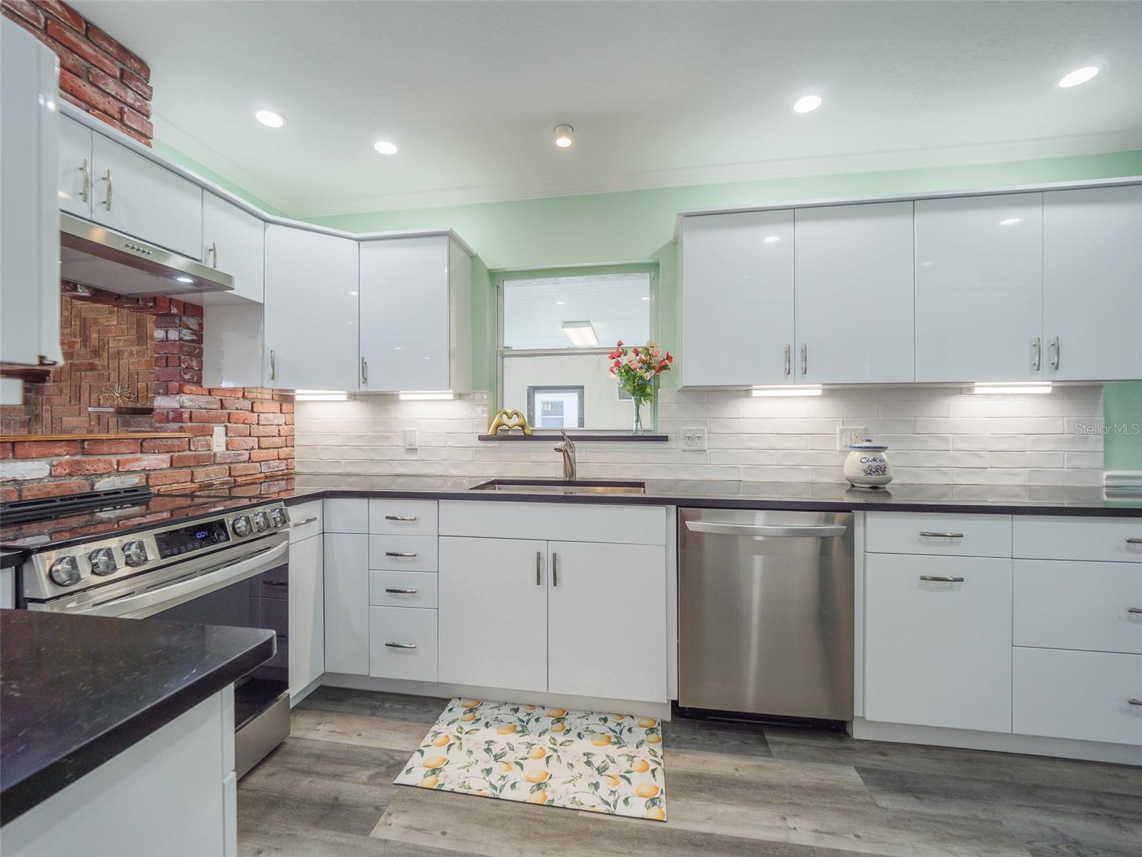 2410 RIVERSIDE DR E — photo 16