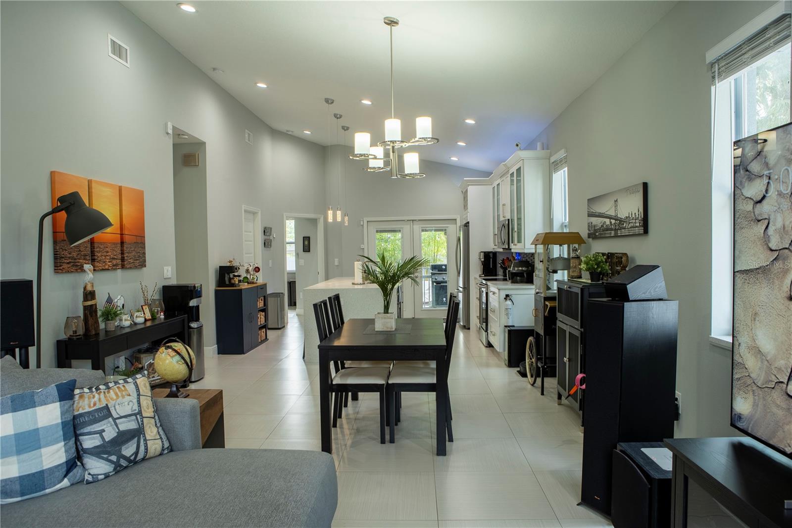 8608 N MITCHELL AVE — photo 4