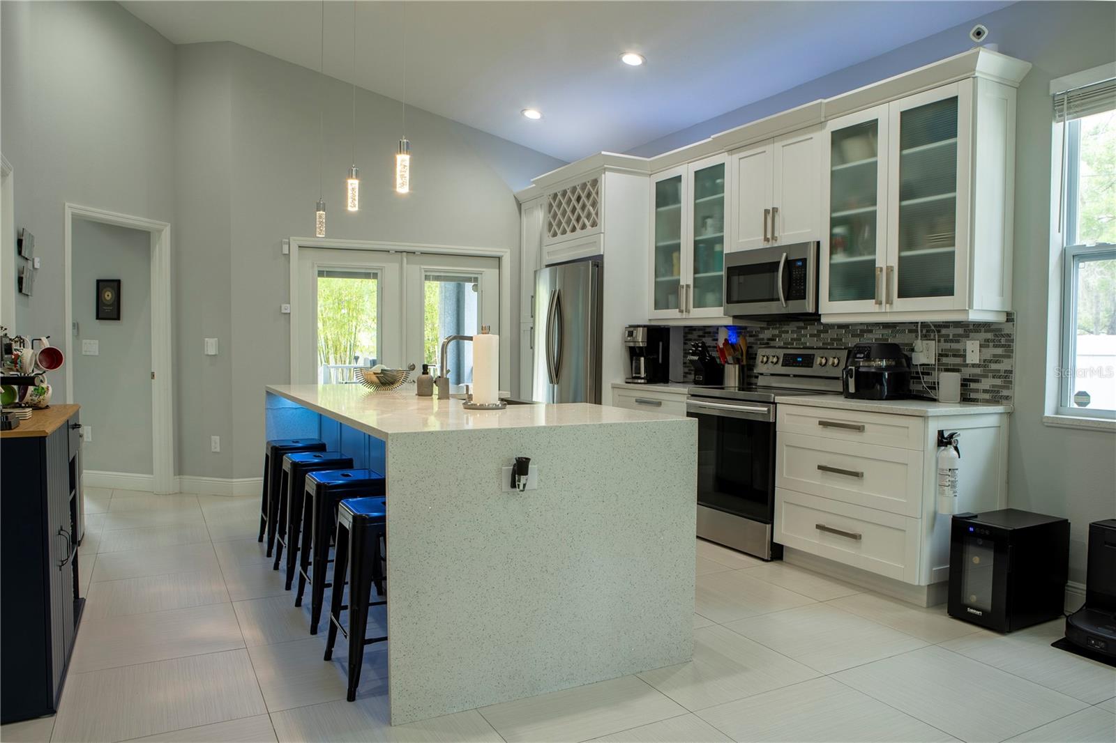 8608 N MITCHELL AVE — photo 2