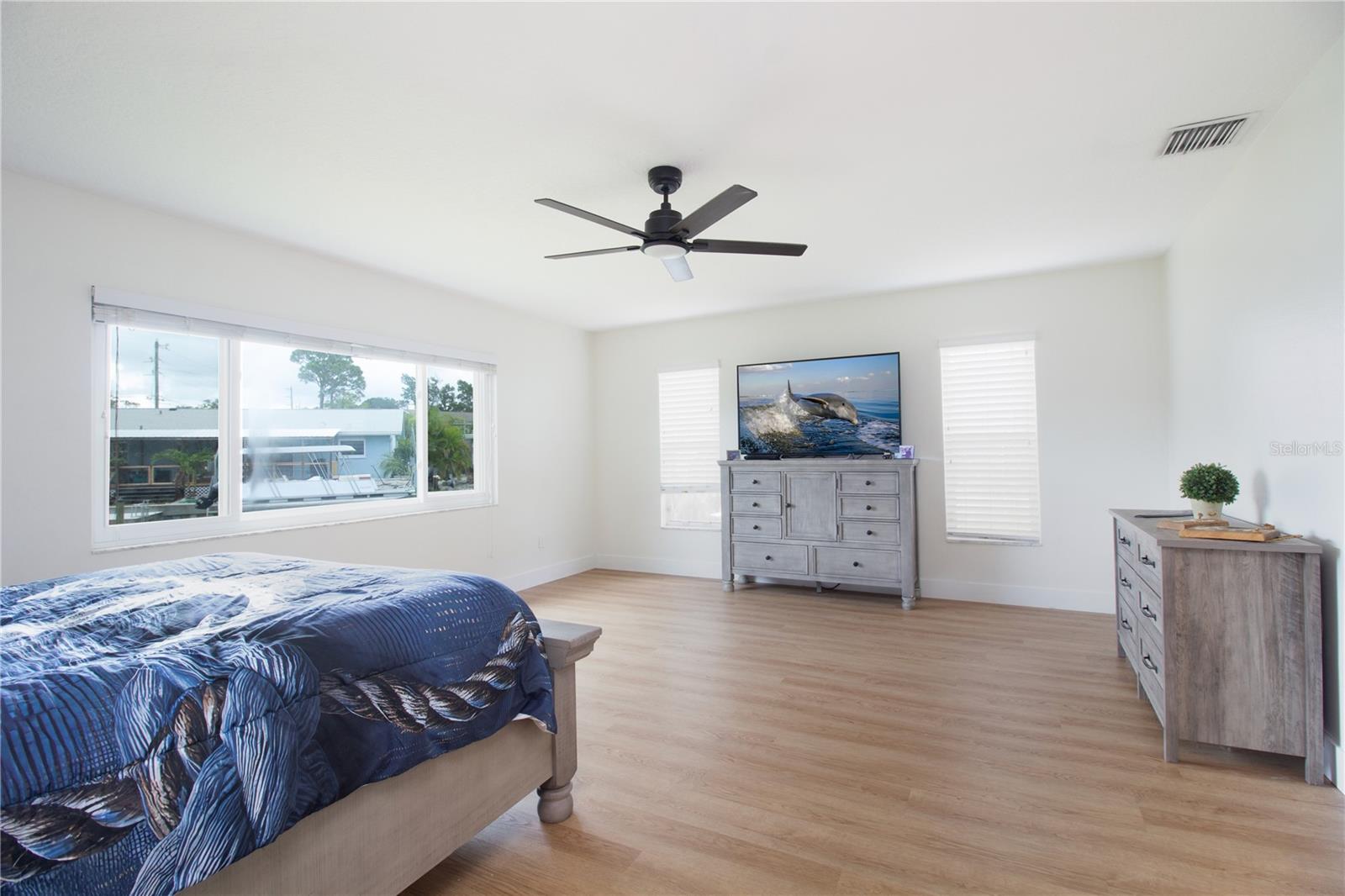 318 CIRCLE DR — photo 28