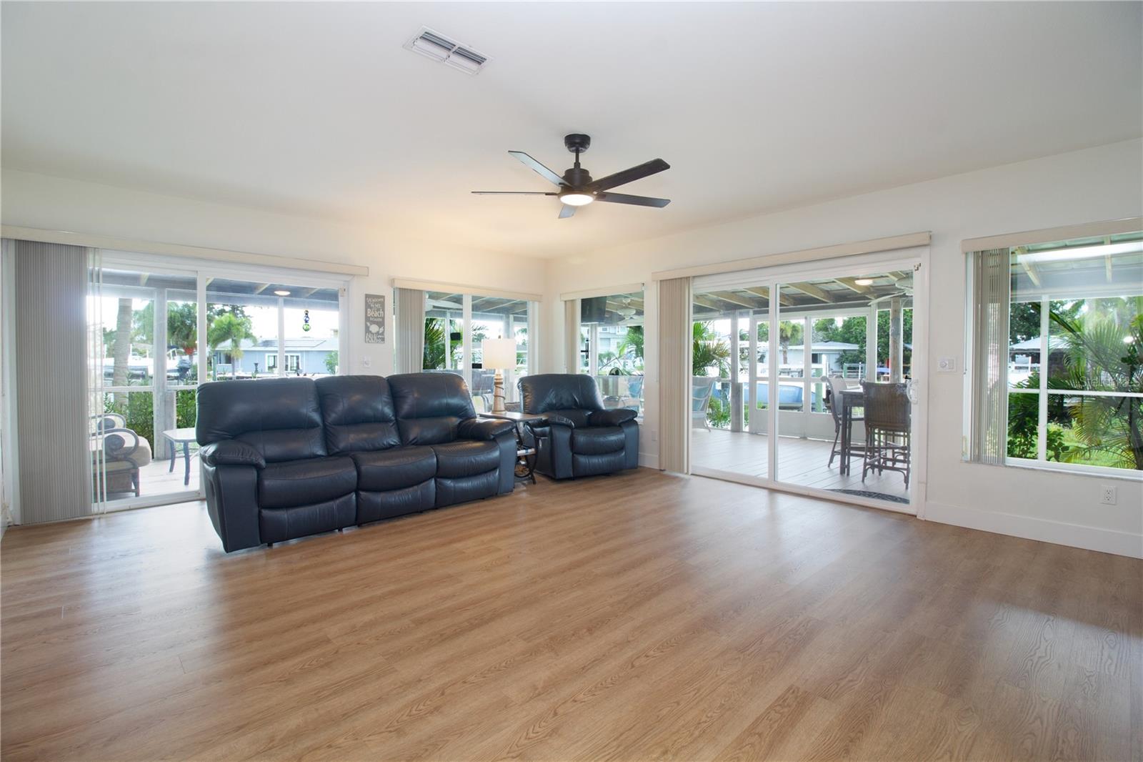 318 CIRCLE DR — photo 24