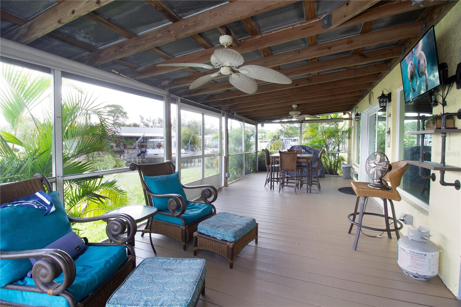 318 CIRCLE DR — photo 16