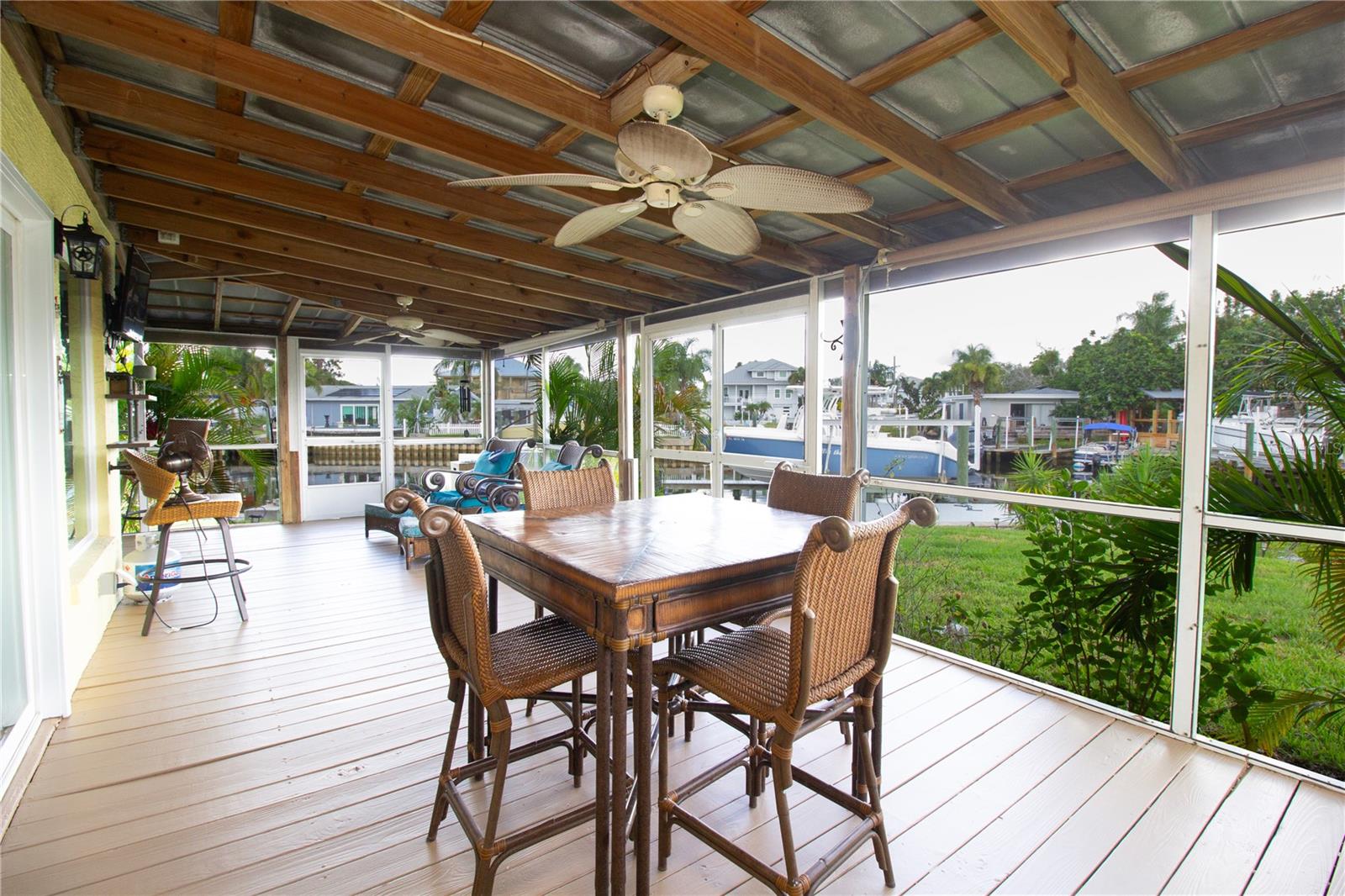 318 CIRCLE DR — photo 17