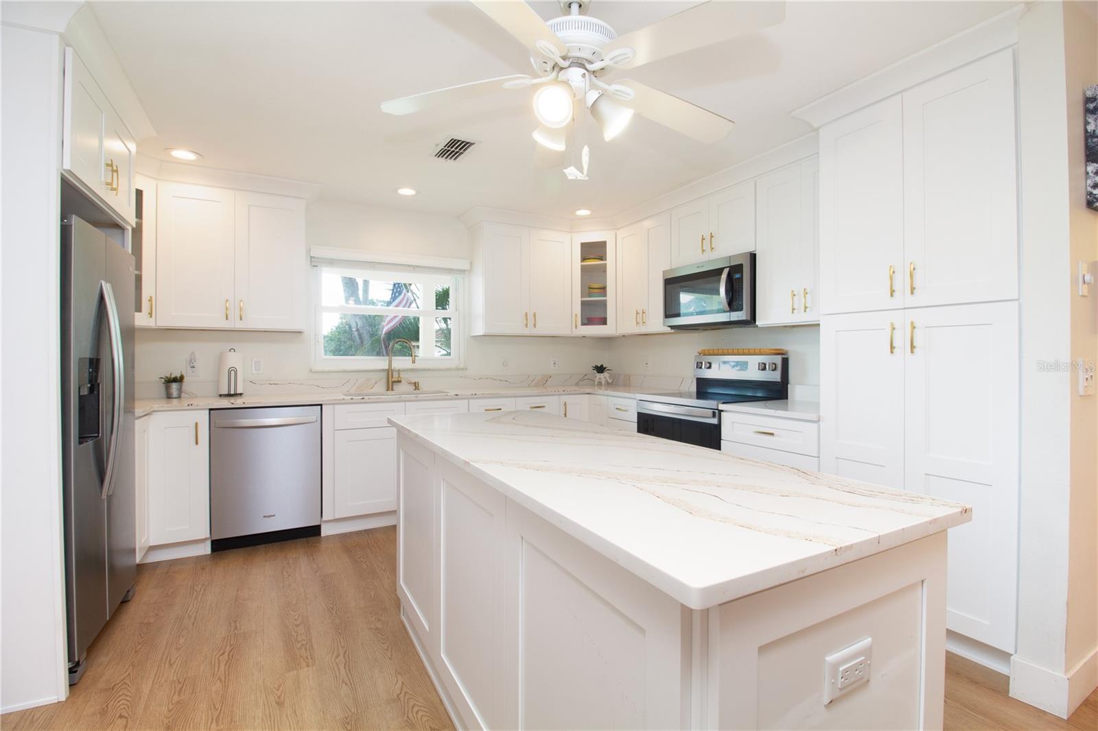 318 CIRCLE DR — photo 20