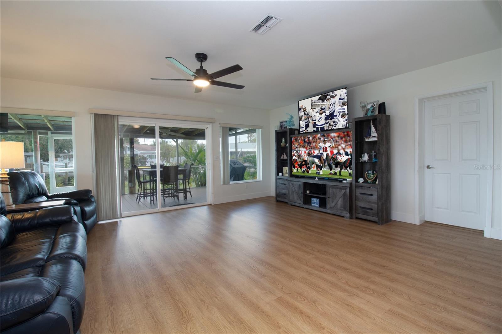 318 CIRCLE DR — photo 23