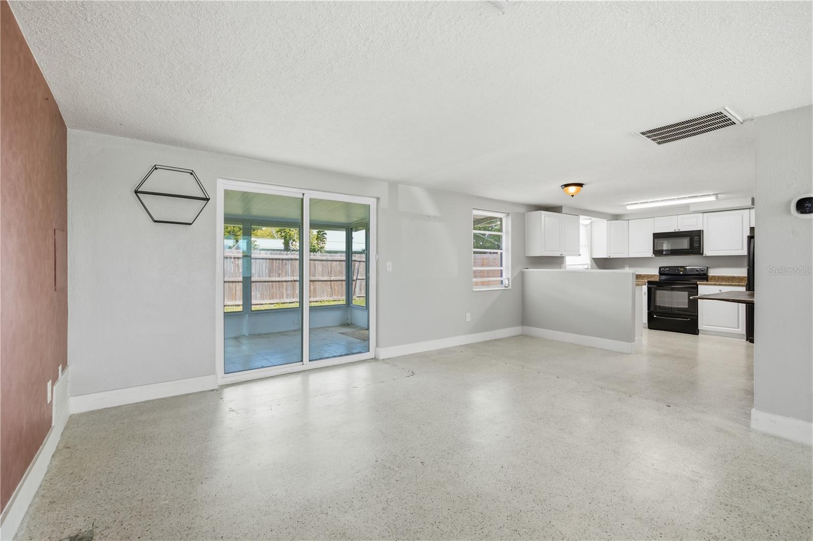 2051 PEGGY DR — photo 4