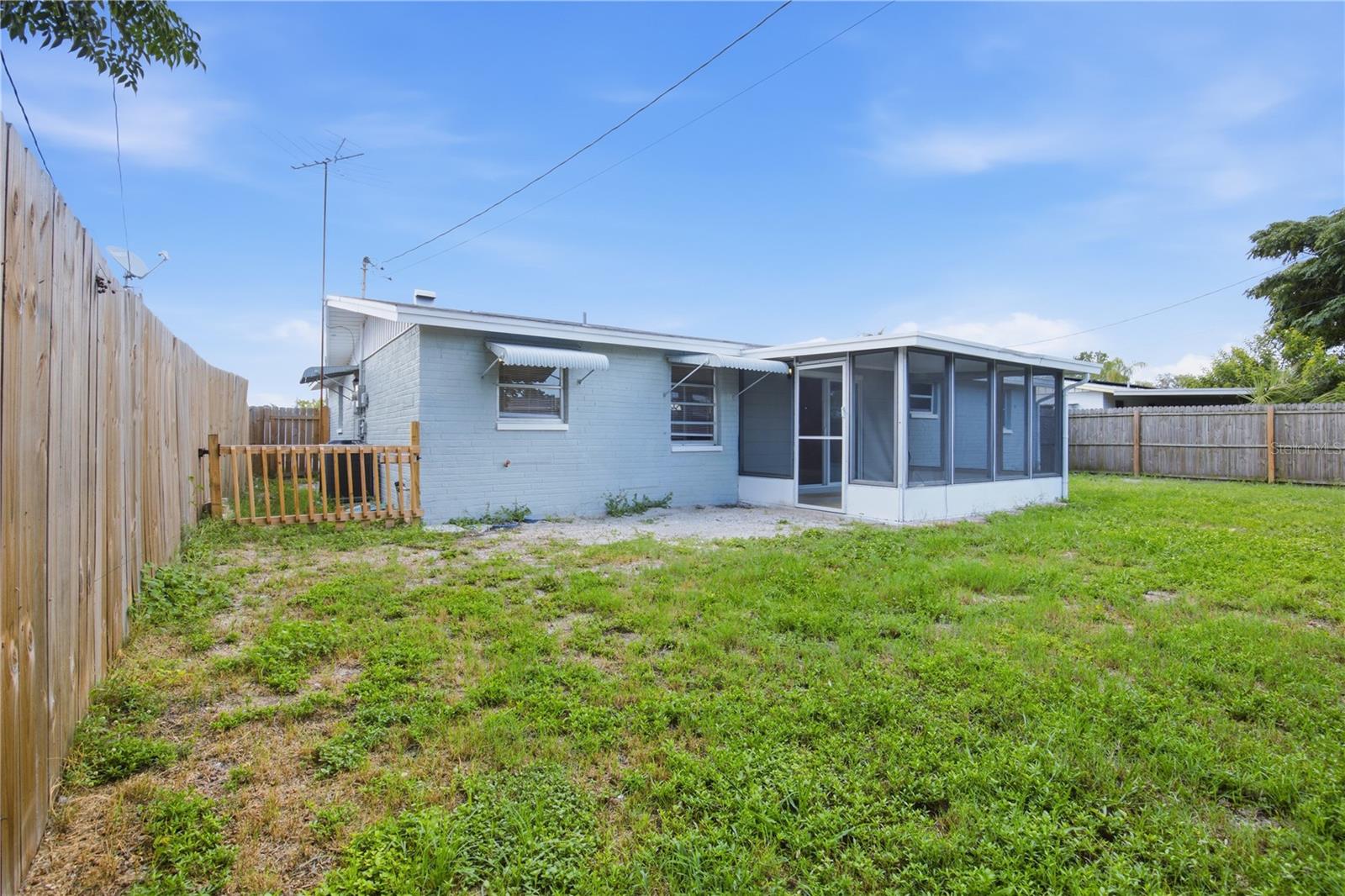 2051 PEGGY DR — photo 10