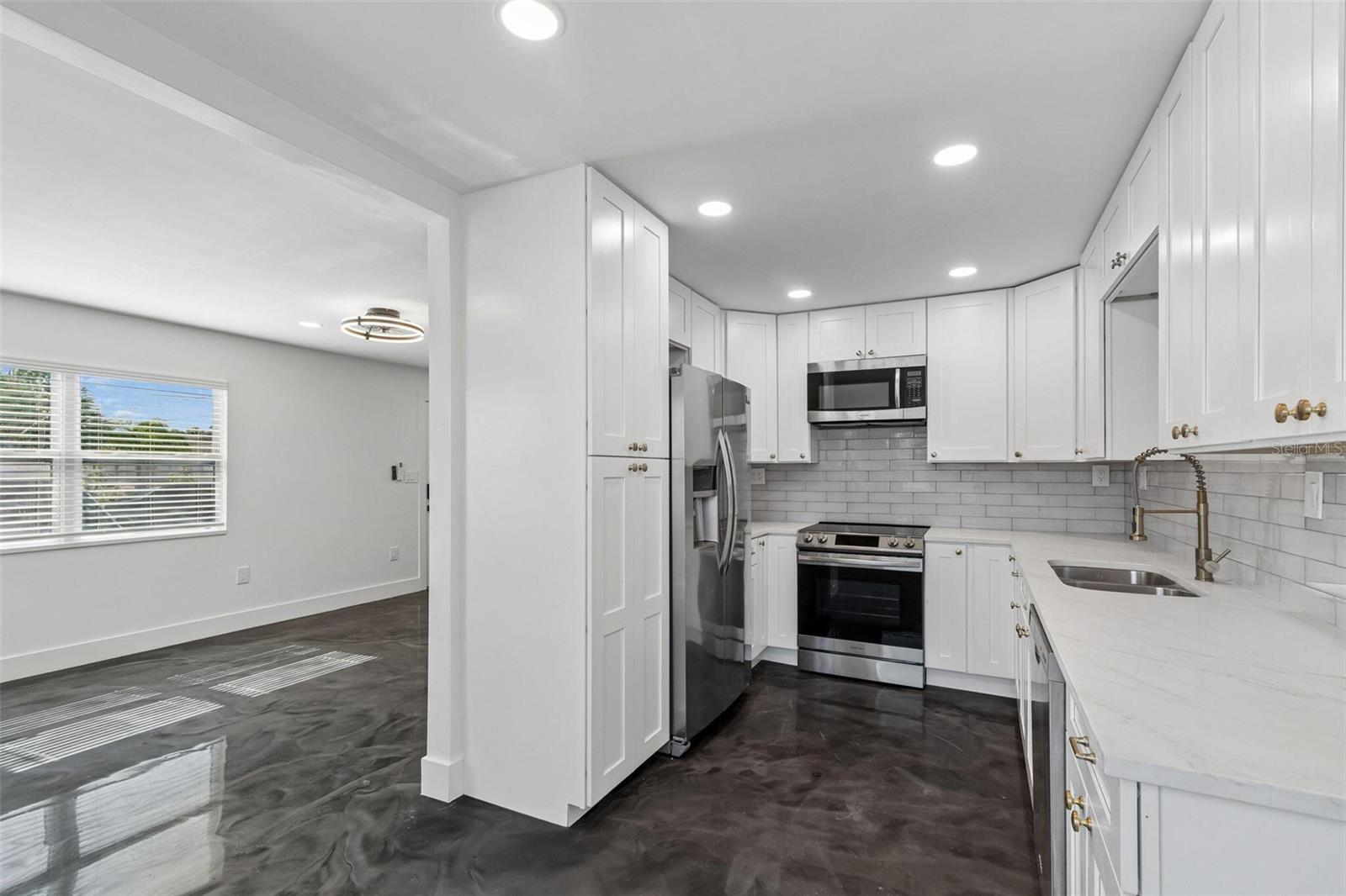 4125 GROVE — photo 9
